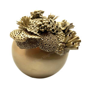 Gouden bol met koraal