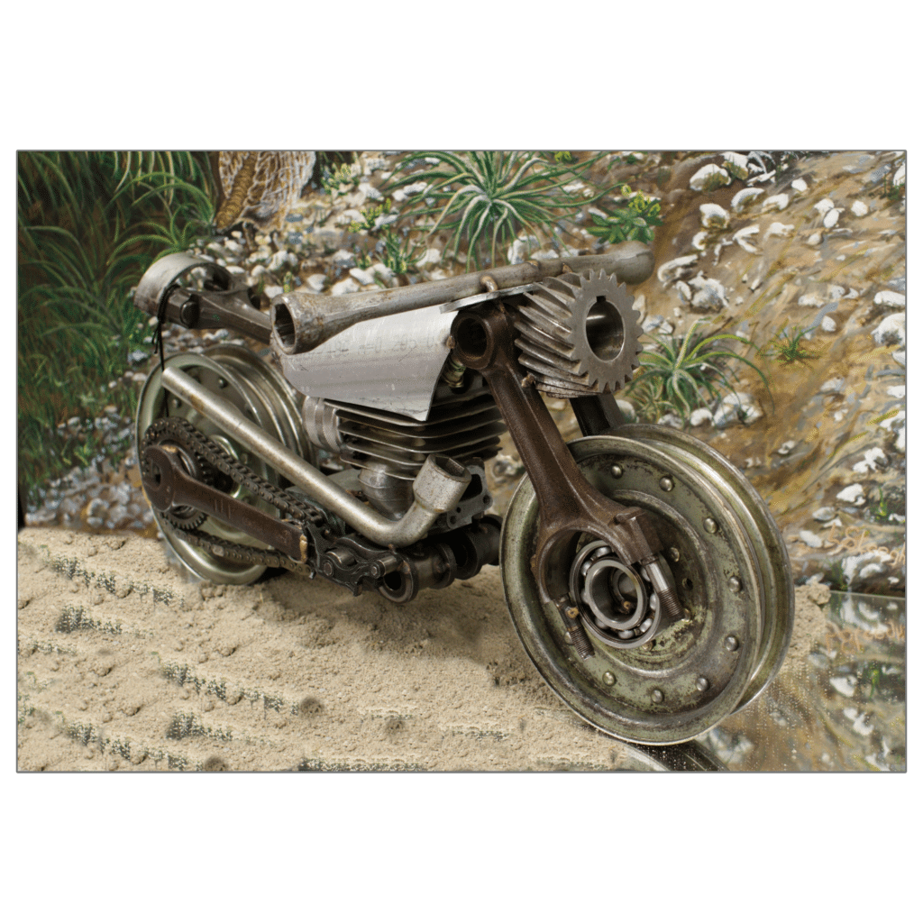 Kunstkaart 16 met als titel 'stoer motor' heeft als onderwerp een van oude motoronderdelen en gereedschappen gemaakte motor van Gert MInimotoren Ward's art