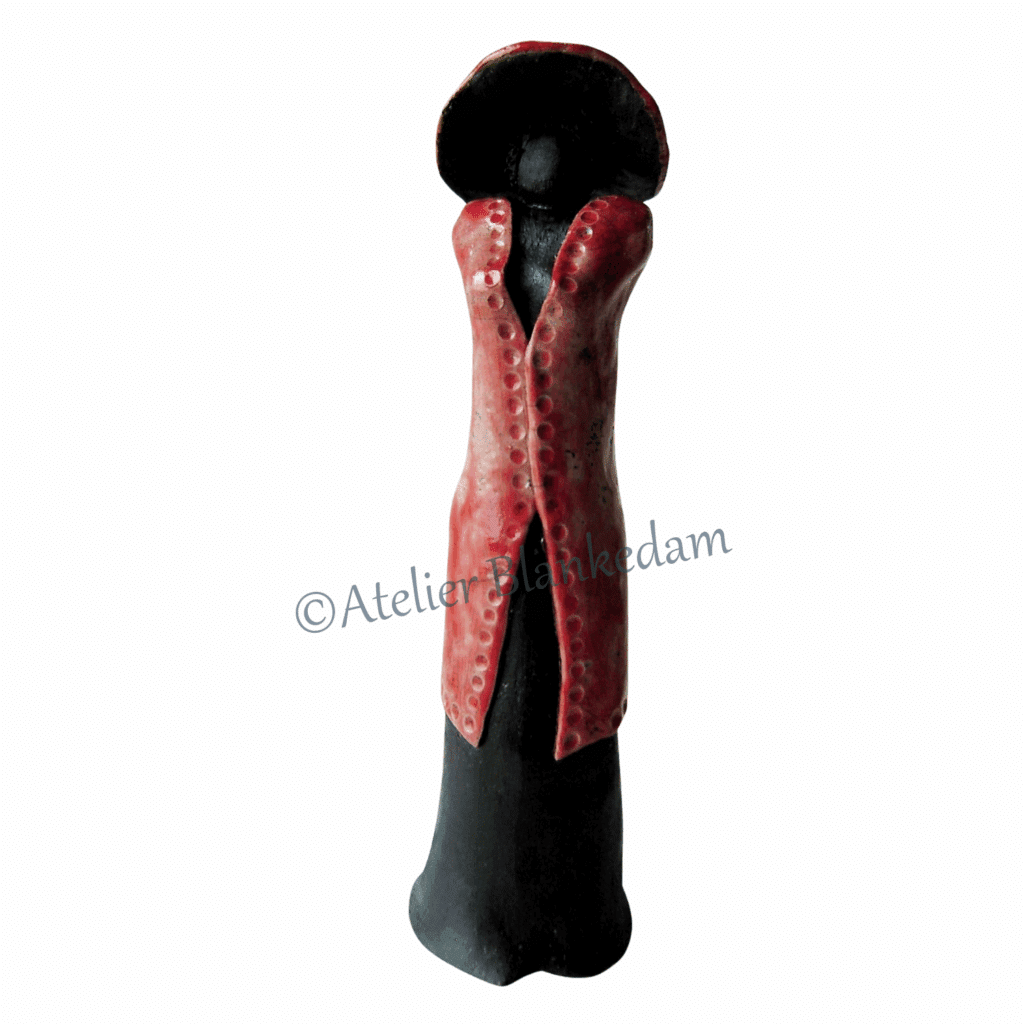 Rode dame Atelier Blankedam Keramiek rood hoed