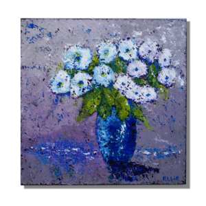 Blauwe vaas met witte bloemen
