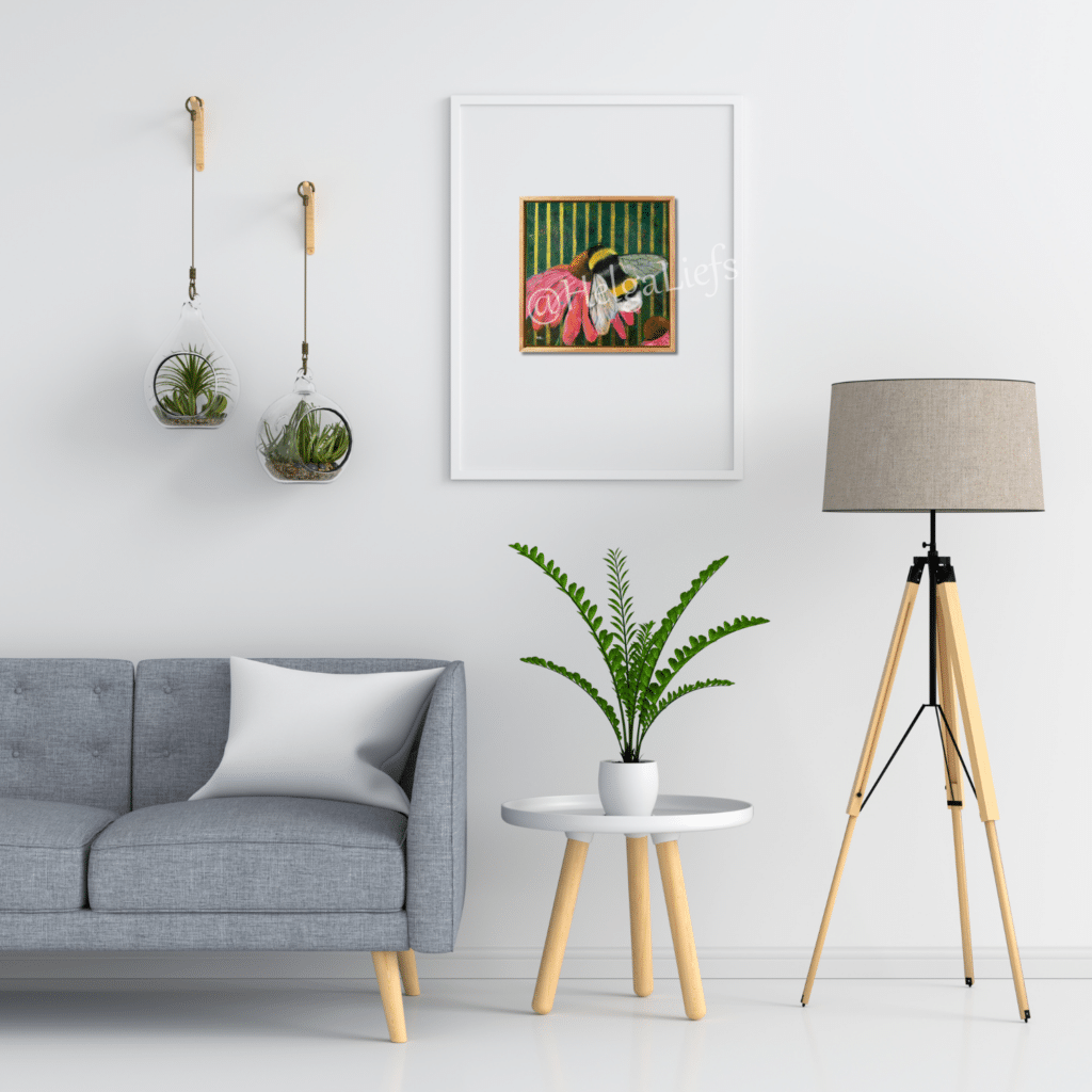 Een zoemende hommel rust op roze echinacea – strepen van groen en goud vieren kleur en leven. Stripes 40 x 40 cm 210 - handgemaakt door HelgaLiefs Ward's art schilderij