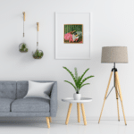 Een zoemende hommel rust op roze echinacea – strepen van groen en goud vieren kleur en leven. Stripes 40 x 40 cm 210 - handgemaakt door HelgaLiefs Ward's art schilderij