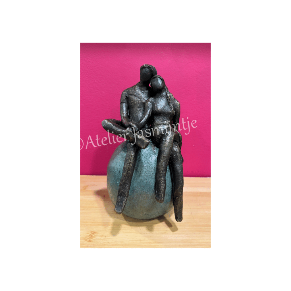5859 Personen op bol M 145 (3) - handgemaakt door Ans Jansen van Atelier Jasmijntje keramiek brons